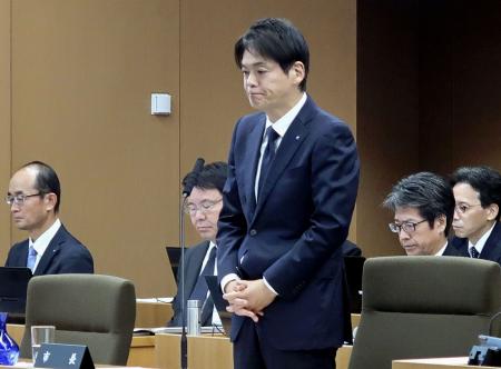 　横浜市議会総務委員会で謝罪する山中竹春市長＝１３日