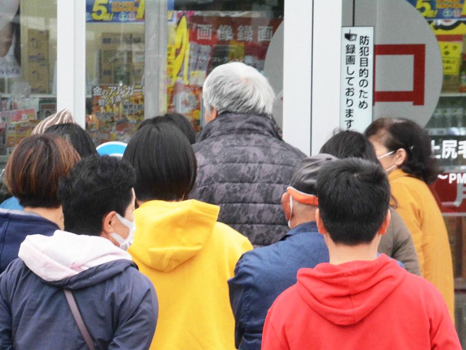 ドラッグストアの店先に並ぶ人たち。老若男女がマスクを求めて開店を待っていた＝４日午前８時３４分、岐阜市上尻毛八幡
