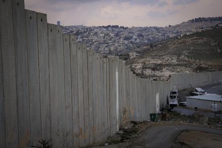 　イスラエルが建設した分離壁＝２月、ヨルダン川西岸アブディス