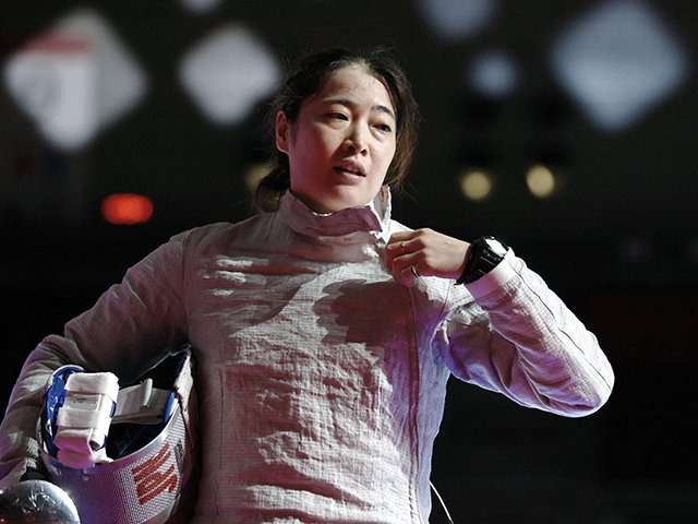 女子サーブル個人　初戦の２回戦で敗れ、肩を落とす田村紀佳＝幕張メッセ
