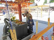 新型コロナウイルスの収束などを願ってつり下げられた風鈴＝不破郡垂井町宮代、南宮大社