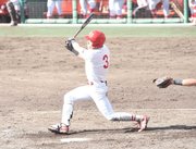 名城大×中部学院大＝５回裏中部学院大無死、ソロを放つ江川＝弁慶スタジアム