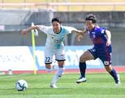 富山×ＦＣ岐阜＝前半、相手のマークを振り切るＦＣ岐阜のＤＦ舩津（左）＝富山県総合運動公園陸上競技場
