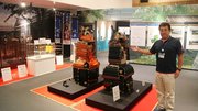 「明智荘の館」の展示物について解説する長沼毅さん＝可児市瀬田