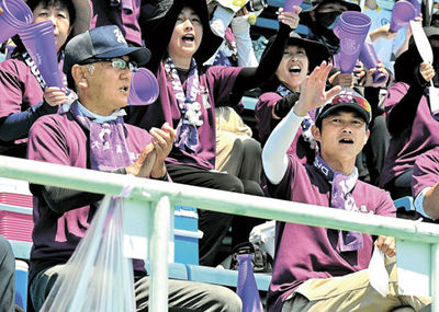 安打に盛り上がる鹿野考史さん（右）と坪雄司さん