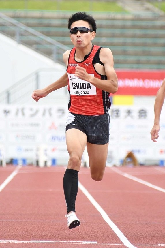 男子１００メートル（上肢障害Ｔ４６）決勝で１１秒１９の大会新記録をマークした石田駆＝長良川競技場
