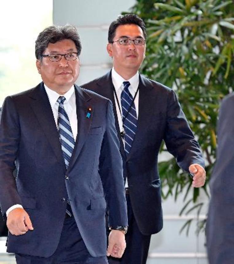 　牛久保敏文氏（右）と萩生田光一氏＝２０１９年９月、首相官邸