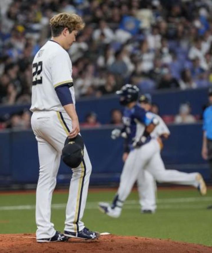 　４回、西武・渡部（奥）に３ランを浴びたオリックス・九里＝京セラドーム