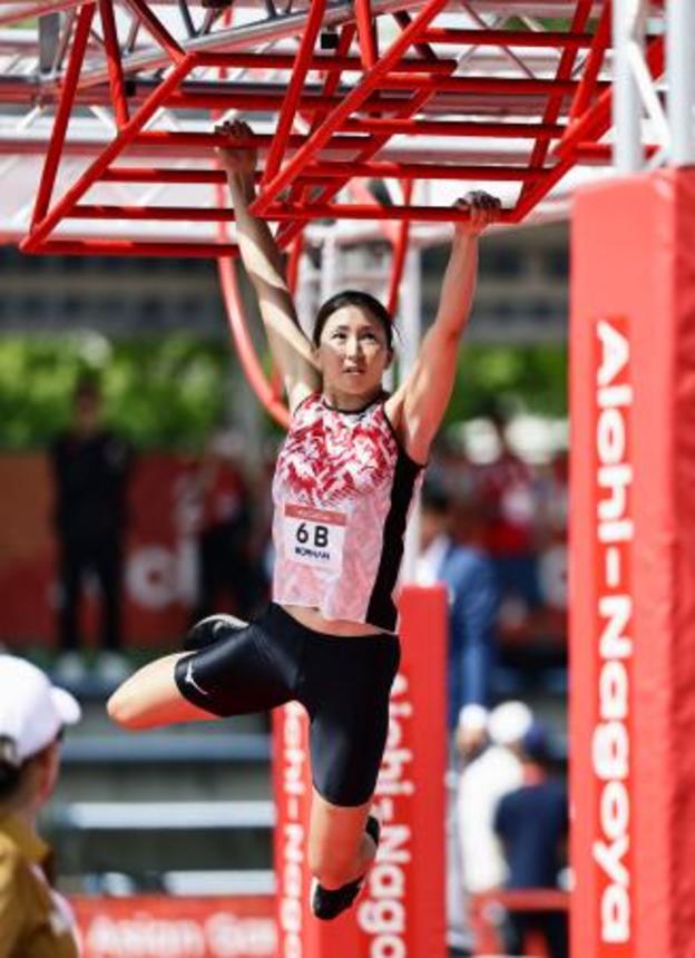 　女子個人準決勝　障害物レースに出場した内田美咲＝安城市総合運動公園