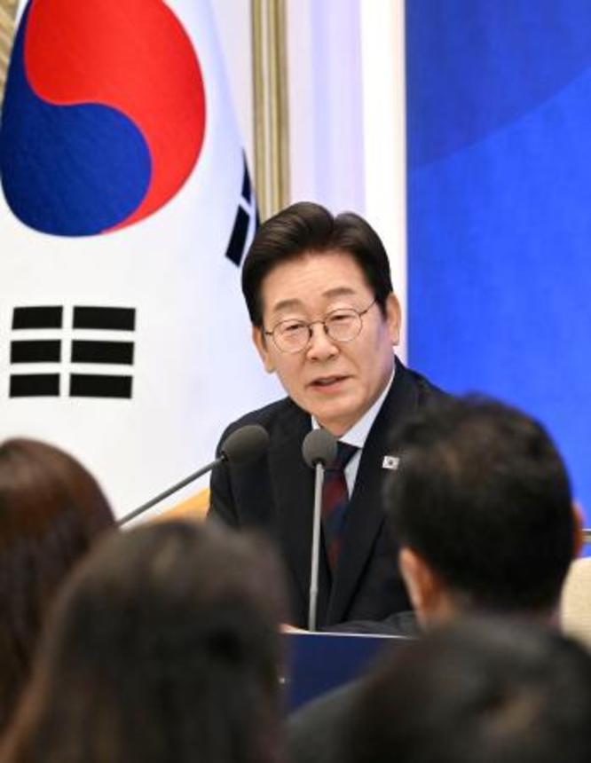 　就任１カ月に合わせ記者会見する韓国の李在明大統領＝３日、ソウル（共同）