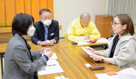 　面談会で話す沢田陽子さん（左）と山上理恵さん＝２３日午後、石川県七尾市