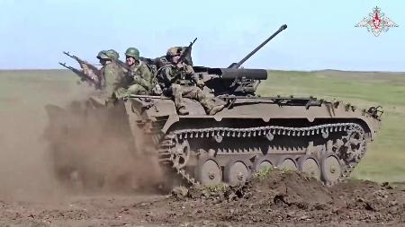 　ウクライナ領内で戦闘訓練に参加するロシア軍の車両。５月１９日に映像を公表（ロシア国防省提供・ＡＰ＝共同）