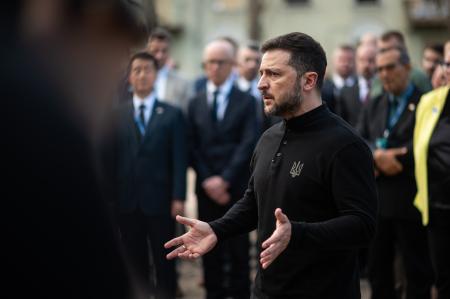 　ウクライナの首都キーウで、ロシアによる攻撃で死傷者が出た場所を訪れたゼレンスキー大統領＝２５日（ゲッティ＝共同）