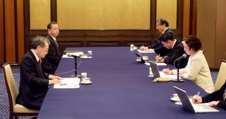 　会談する日本商工会議所の小林健会頭（左端）と連合の芳野友子会長（右端）＝３日午後、東京都内