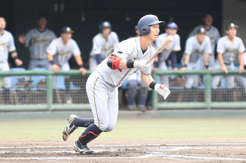 王子×西濃運輸＝１回表西濃運輸１死二、三塁、左前に先制打を放つ小中＝岡崎市民