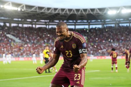 　Ｗ杯南米予選のボリビア戦でゴールを喜ぶベネズエラのサロモン・ロンドン＝６日、マトゥリン（ＡＰ＝共同）
