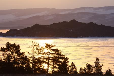 　朝焼けのバイカル湖＝３月、ロシア・イルクーツク州（タス＝共同）