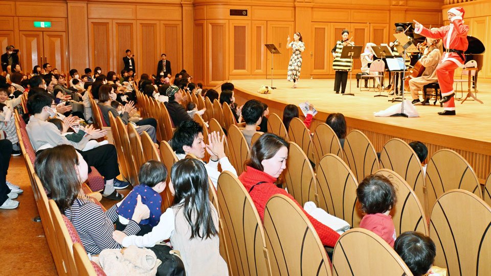 手拍子しながら音楽を楽しむ参加者ら＝岐阜市薮田南、サラマンカホール