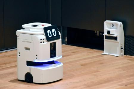 　法人向け清掃ロボット「ＪＩＬＢＹ」のデモンストレーション＝２９日午前、東京都品川区