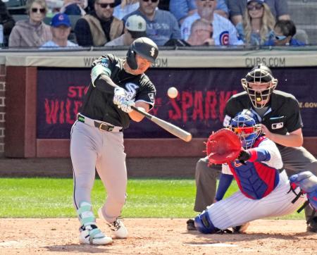 　カブス戦の４回、２点二塁打を放つホワイトソックス・村上＝メサ（共同）