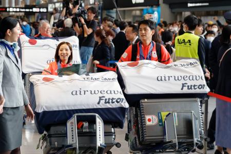 　ミラノ・コルティナ冬季五輪を終えて帰国したフィギュアスケートペアの三浦璃来（左）と木原龍一＝２４日午後、成田空港