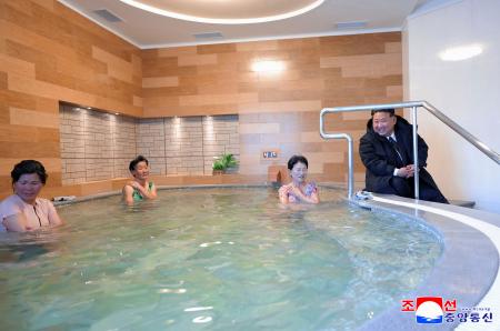 　北朝鮮北東部の咸鏡北道鏡城郡で完工式が開かれた温泉保養所を視察する金正恩朝鮮労働党総書記（右端）＝２０日（朝鮮中央通信＝共同）