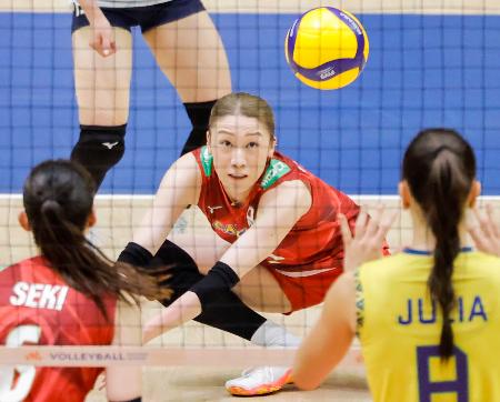 　日本―ブラジル　第１セット、レシーブする石川＝千葉ポートアリーナ