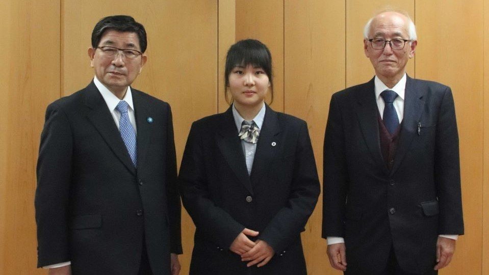 女流棋士としての意気込みを語った岩佐美帆子さん＝県庁