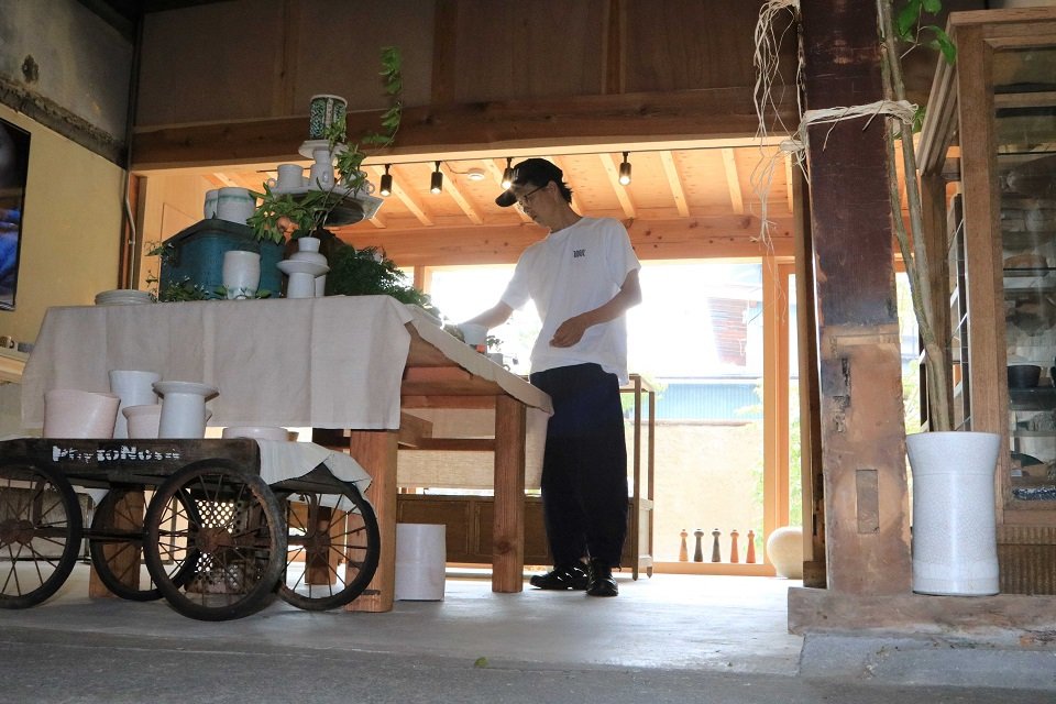 築１４５年の３軒長屋を改装し、美濃焼中心の複合施設となった「かまや多治見」＝多治見市本町