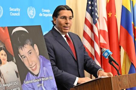 　２日、ニューヨークの国連本部で記者会見するイスラエルのダノン国連大使（共同）　