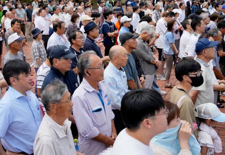 　参院選公示後初の週末を迎え、街頭演説に耳を傾ける人たち＝５日午前、新潟県上越市（画像の一部を加工しています）