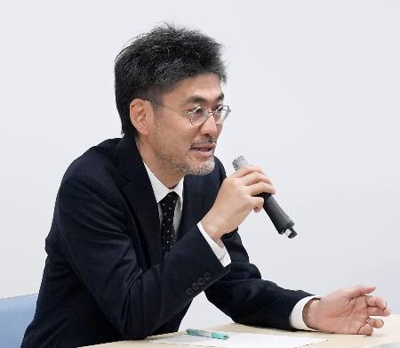 　記者会見する長崎みなとメディカルセンターの早川航一救命救急センター長＝３０日午前、長崎市役所