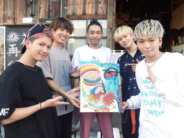 ＤＲＥＡＭ　ＭＡＫＥＲのメンバーが描いた絵に、渡辺悠太さん（中央）が加筆して完成した絵画作品＝岐阜市長良、複合施設「＆ｎ」