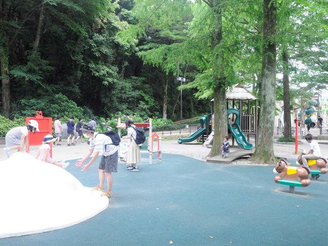 公園でのひとときを楽しむ家族連れ＝２６日午後０時３７分、岐阜市大宮町、岐阜公園