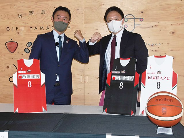 今季のユニホームを発表する岐阜スゥープスの那須史明社長（右）と西濃建設、東洋スタビの宗宮郷社長＝山県市内