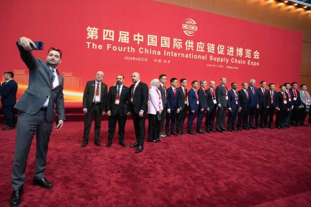 　「第４回中国国際サプライチェーン促進博覧会」の会場で記念写真を撮る人たち＝２２日、北京（共同）