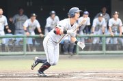 王子×西濃運輸＝１回表西濃運輸１死二、三塁、左前に先制打を放つ小中＝岡崎市民