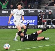 　競り合うボルシアＭＧの町野（左）とザンクトパウリの安藤＝メンヘングラッドバッハ（共同）