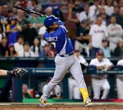 　米国戦の９回、勝ち越し二塁打を放つベネズエラのＥ・スアレス＝マイアミ（共同）