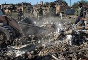 　ロシア軍のミサイル攻撃で破壊されたドニプロペトロウスク州の住宅＝３０日、クリブイリフ郊外（ロイター＝共同）