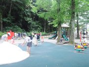 公園でのひとときを楽しむ家族連れ＝２６日午後０時３７分、岐阜市大宮町、岐阜公園