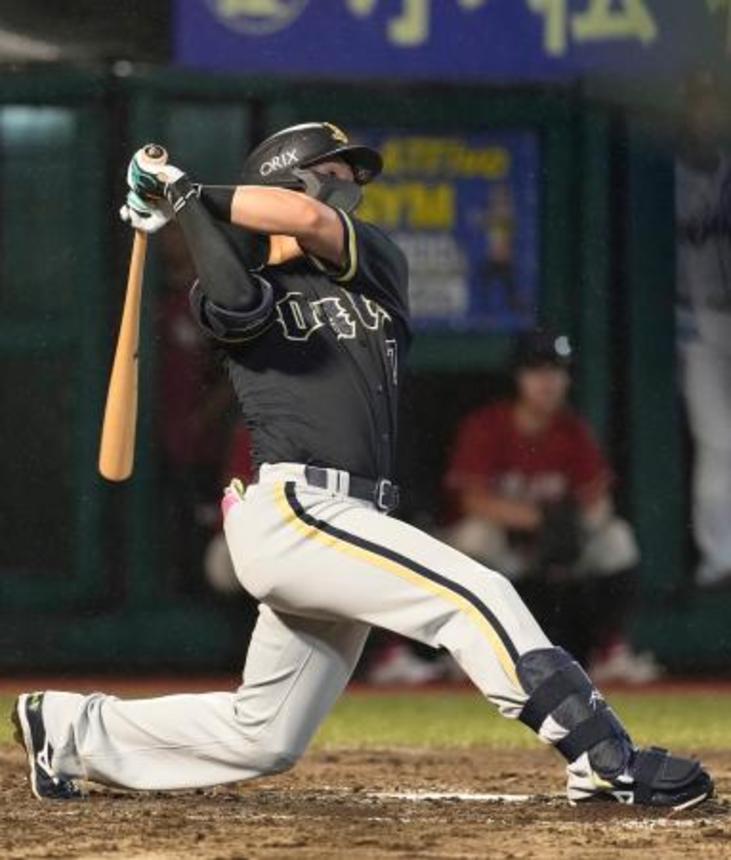 　５回オリックス２死二塁、西川が右越え２ランを放つ＝楽天モバイルパーク