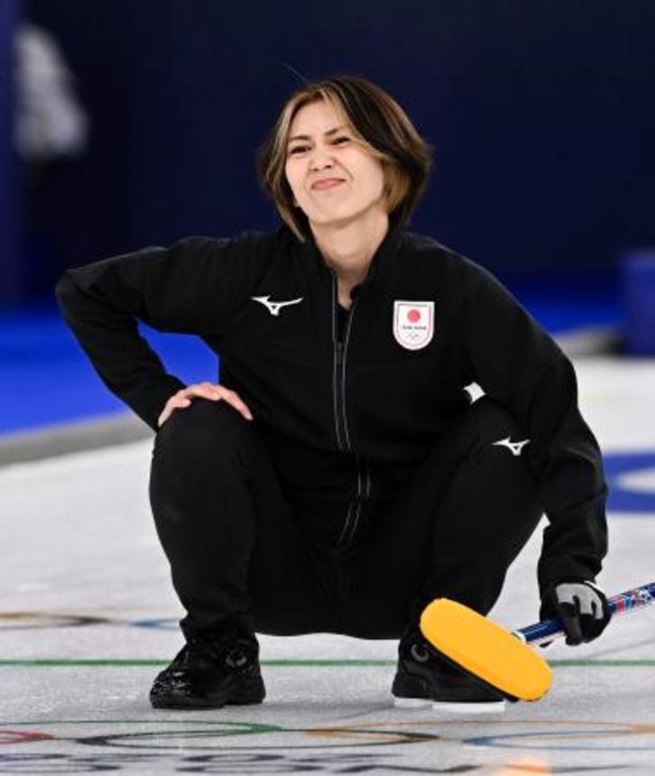 　日本―韓国　第３エンド、ミスショットで追加点を許し、顔をしかめる吉村＝コルティナダンペッツォ（共同）