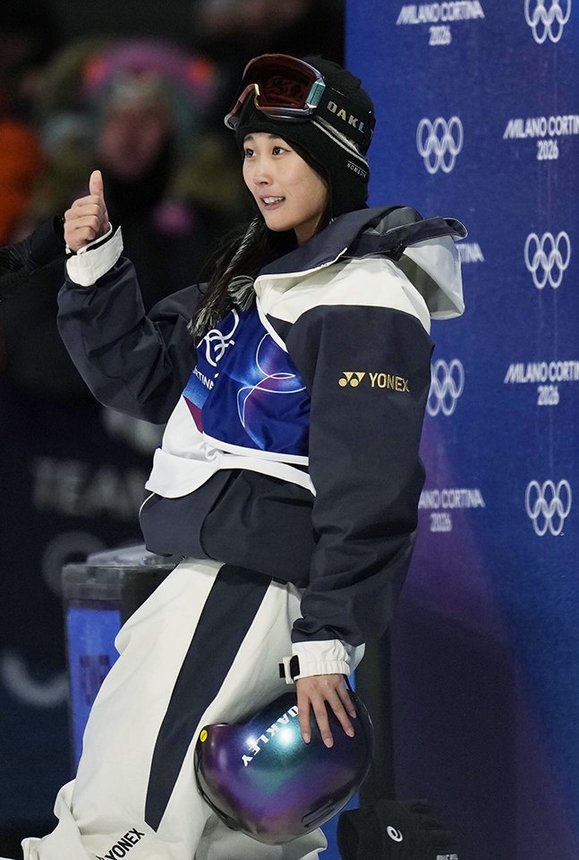 女子ビッグエア予選　２回目を終え、笑顔で親指を立てる村瀬心椛＝リビーニョ（共同）