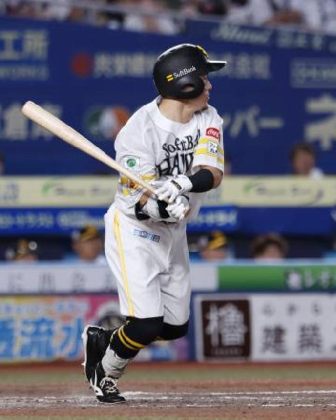 　３回ソフトバンク２死一、三塁、牧原大が左前に適時打を放つ＝ＺＯＺＯマリン