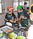 ハンバーグ作りに挑戦する参加者＝各務原市那加桐野町、東海学院大