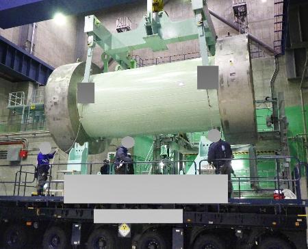 　青森県むつ市の中間貯蔵施設に搬入された、核燃料を収めた金属製専用容器＝２７日（リサイクル燃料貯蔵提供、画像の一部が加工されています）