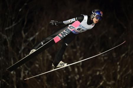 　首位通過した小林陵侑＝１６日（ロイター＝共同）