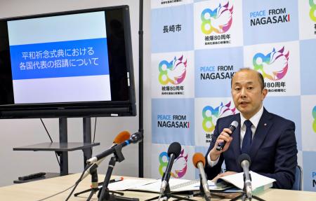 　原爆の日に開く平和祈念式典を巡り、今年の各国の招請方針について説明する長崎市の鈴木史朗市長＝８日午後、長崎市役所