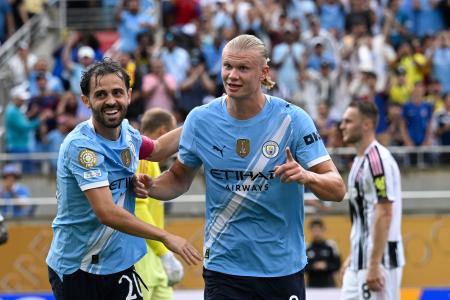 　クラブＷ杯１次リーグ、ユベントス戦でゴールを決め、喜ぶマンチェスター・シティーのハーランド（右）＝２６日、米フロリダ州オーランド（ＡＰ＝共同）